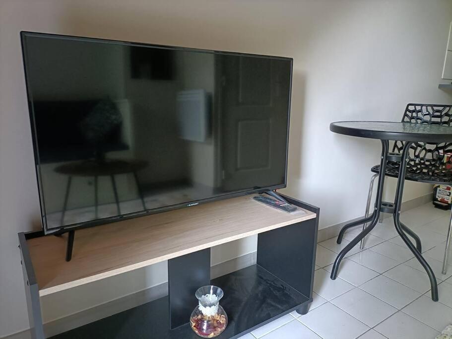 Agreable Et Paisible Studio Franqueville-Saint-Pierre Bagian luar foto